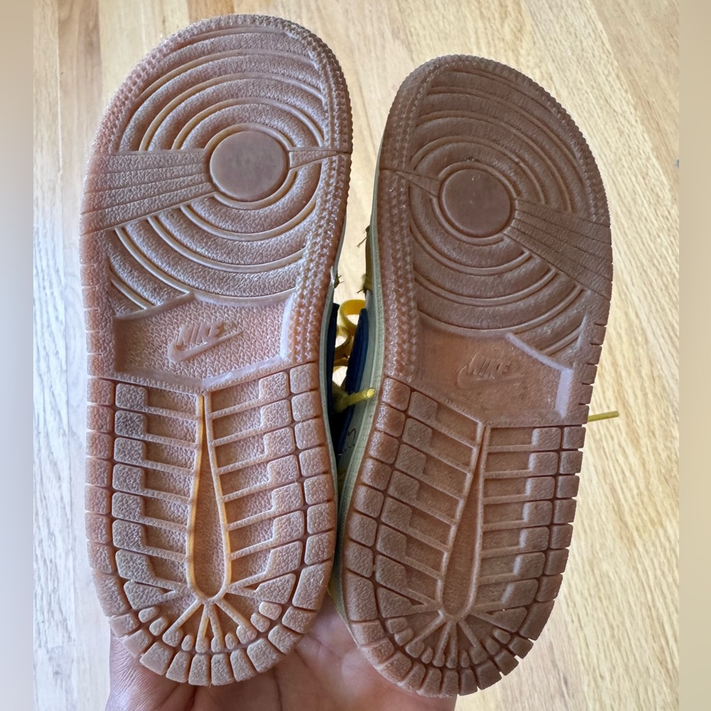 Travis Scott Jordan 1 Retro Low (Canary) - Picture 6 of 6